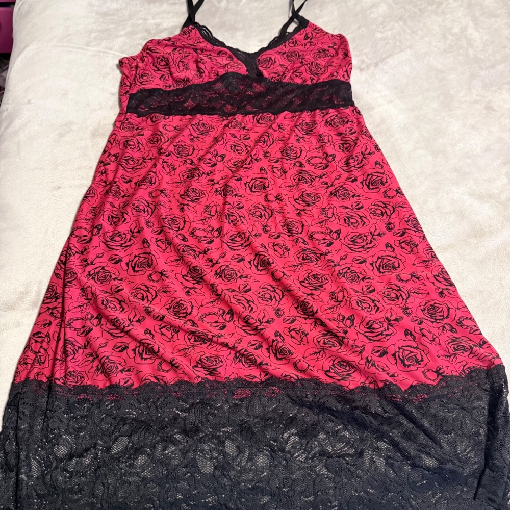 Marilyn Monroe Intimates Chemise Red Black Lace Floral Slip Size S